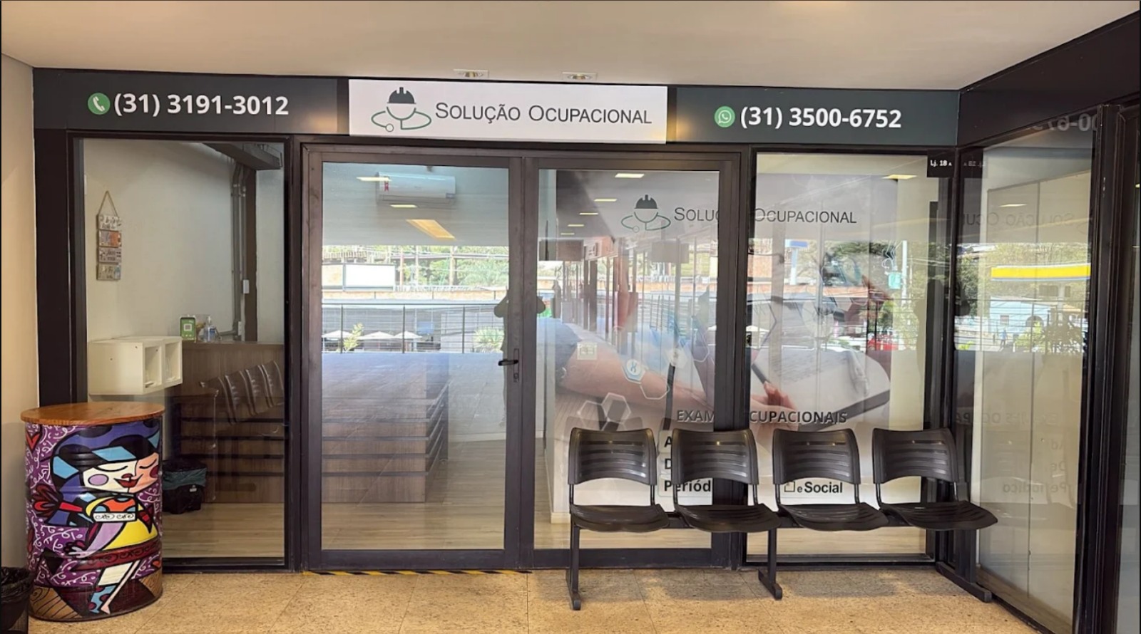 Recepção da clínica Solução Ocupacional em Sarzedo, com profissional de saúde atendendo cliente